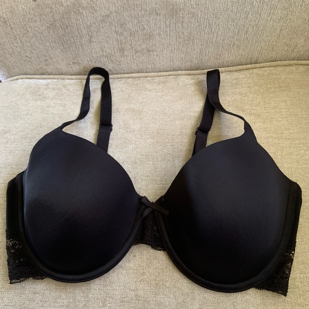 Everyday Black Molded T-Shirt Bra with Lace Trim